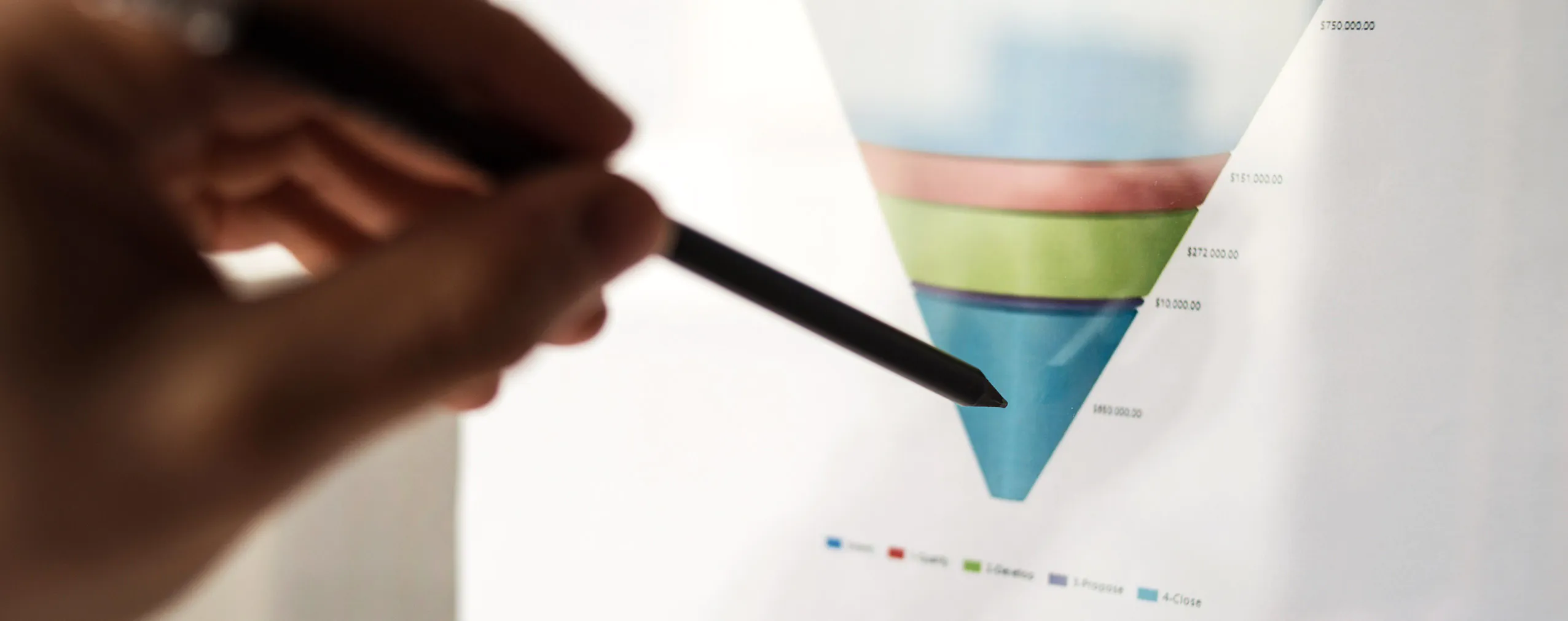 Un stylo pointe le bas d'un entonnoir de conversion en couleurs, illustration de la génération de leads